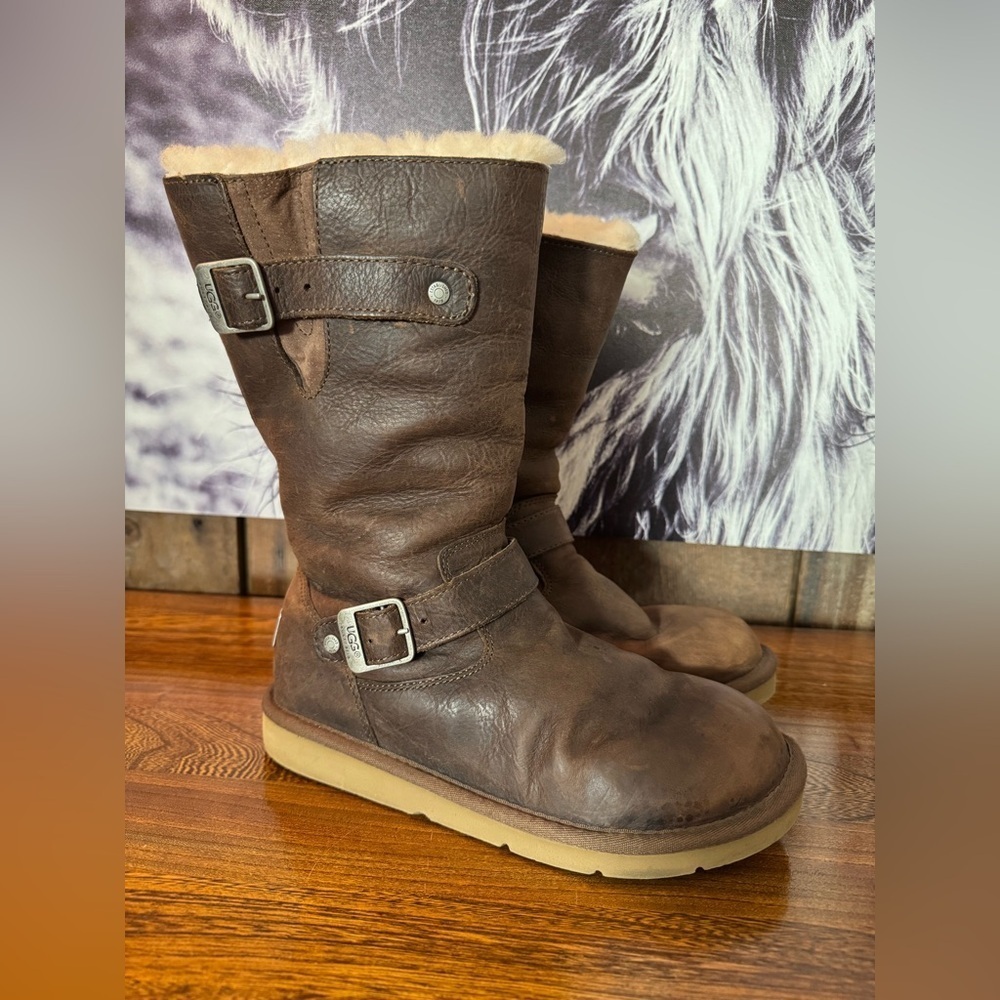 UGG Kensington Brown Leather Buckle Boots Sheepskin lined S/N 5678 US Size 8